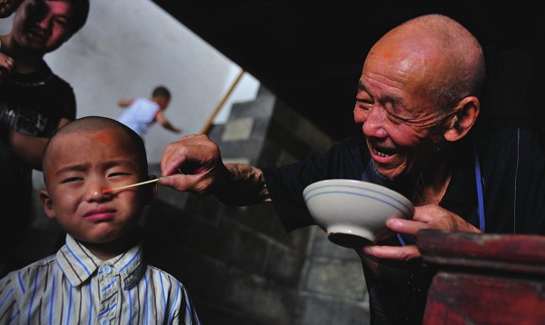 端午風俗：懸艾草、飲雄黃