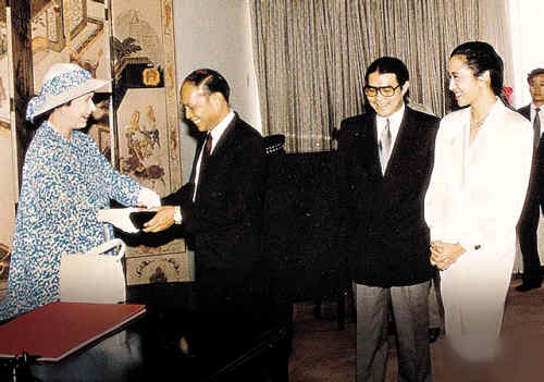 伊麗莎白女王1986年訪華收到的禮物