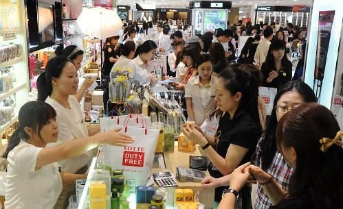 回國送禮引爆中國游客搶購韓國免稅店包裝袋潮