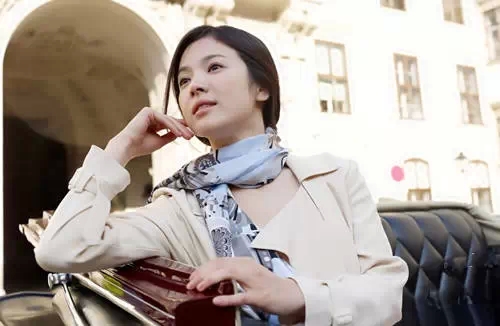 太平輪駛過，看喬妹如何巧搭絲巾成焦點！