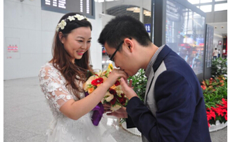 婚禮竟然辦到機場了？！地球再也阻止不了這對神一樣的夫妻……