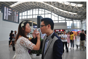 婚禮竟然辦到機場了？！地球再也阻止不了這對神一樣的夫妻……