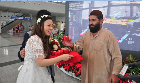 婚禮竟然辦到機場了？！地球再也阻止不了這對神一樣的夫妻……
